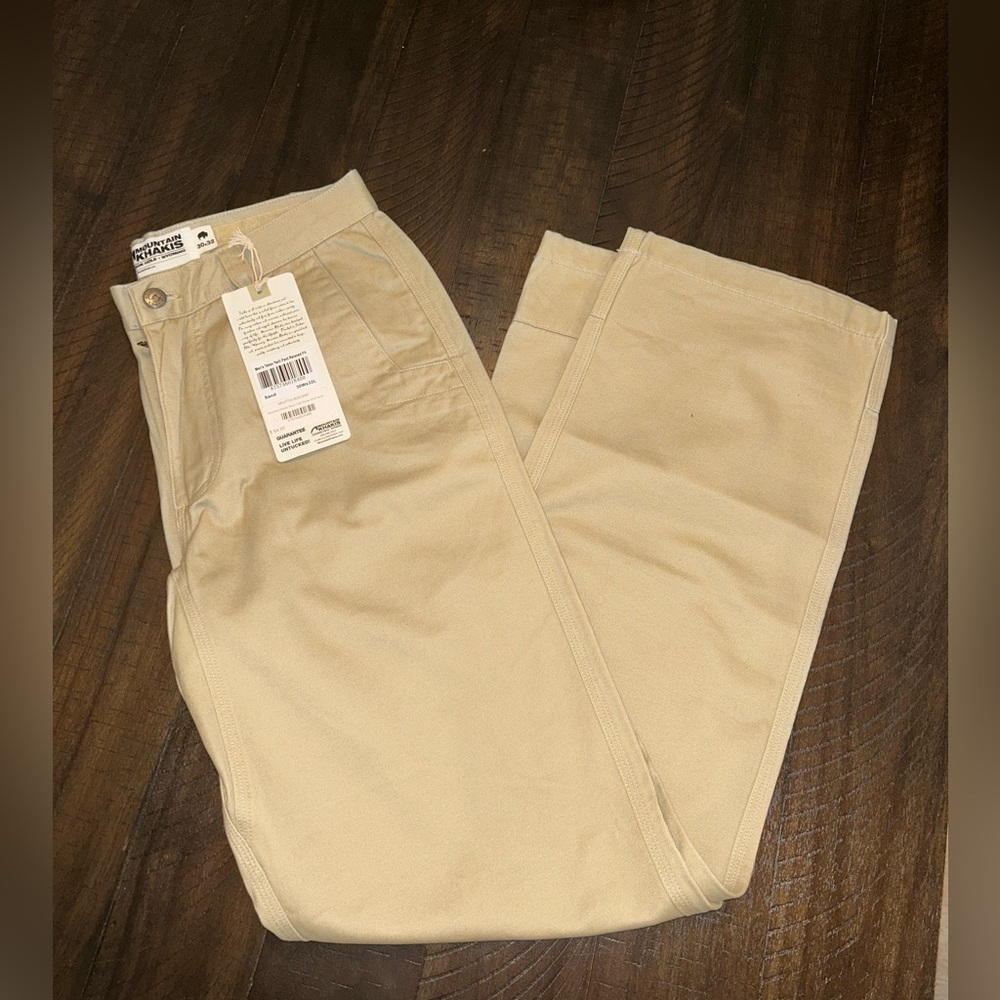 NWT Men’s Mountain Khaki Relaxed Fit